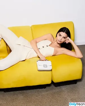 Emily Ratajkowski / emrata nude photo #7374