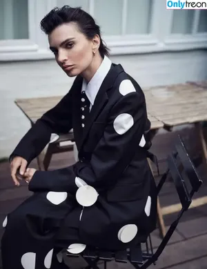 Emily Ratajkowski / emrata nude photo #7404