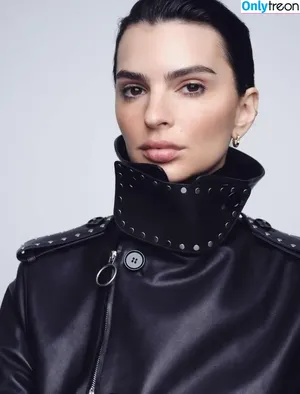 Emily Ratajkowski / emrata nude photo #7411