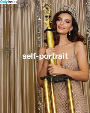 Emily Ratajkowski / emrata nude photo #7422