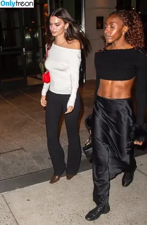 Emily Ratajkowski / emrata nude photo #7427