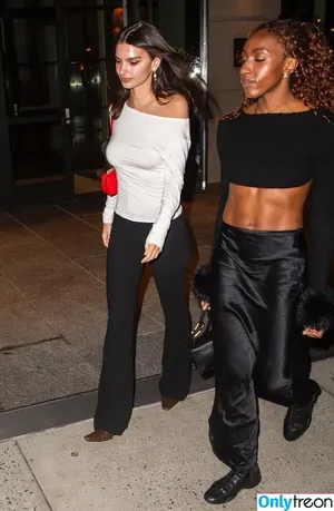 Emily Ratajkowski / emrata nude photo #7428
