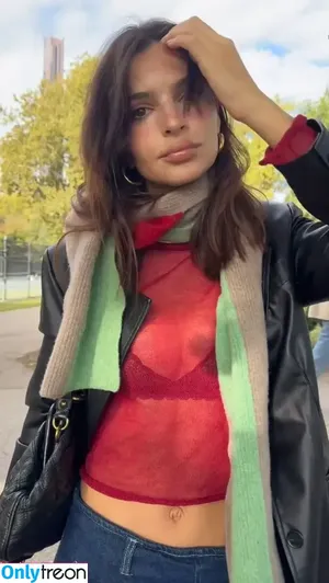 Emily Ratajkowski / emrata nude photo #7465