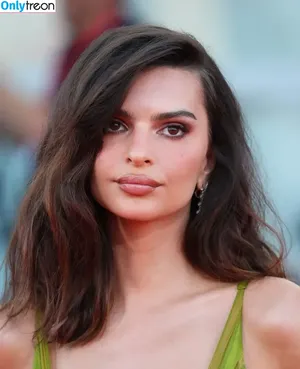 Emily Ratajkowski / emrata nude photo #7541