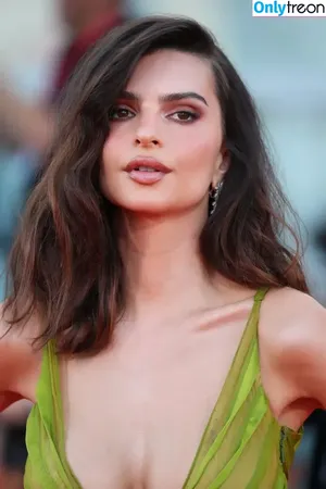 Emily Ratajkowski / emrata nude photo #7543