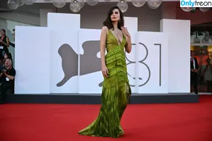 Emily Ratajkowski / emrata nude photo #7545