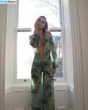 Emily Ratajkowski / emrata nude photo #7620