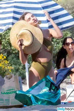 Emily Ratajkowski / emrata nude photo #7638