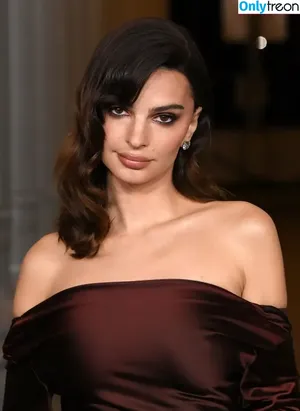 Emily Ratajkowski / emrata nude photo #7643