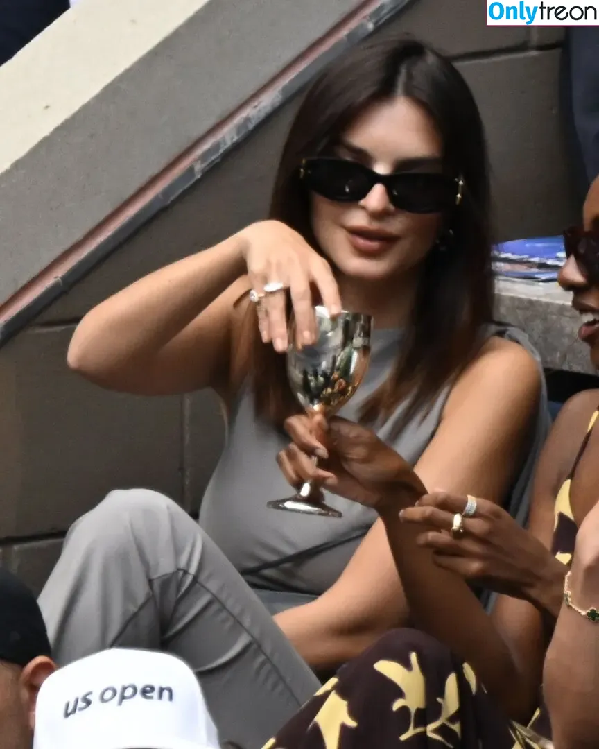 Emily Ratajkowski nude photo #7369 (emrata)