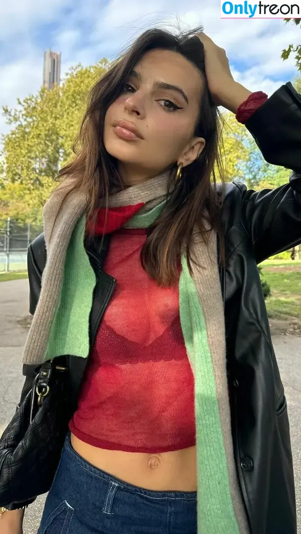 Emily Ratajkowski nude photo #7467 (emrata)