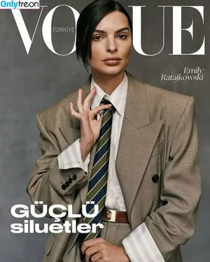 Emily Ratajkowski / emrata nude photo #8209