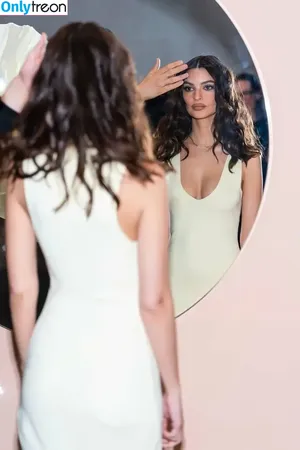 Emily Ratajkowski / emrata nude photo #8232