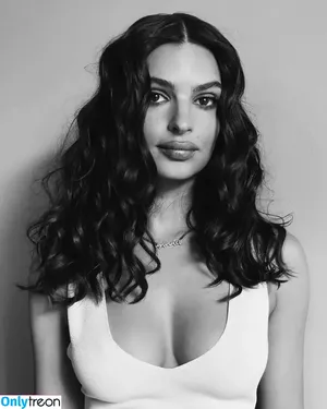Emily Ratajkowski / emrata nude photo #8244