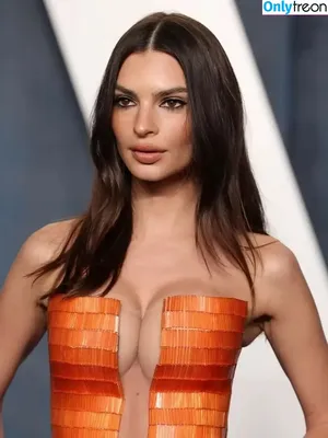 Emily Ratajkowski / emrata nude photo #8324