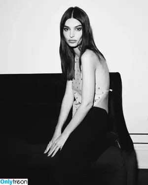 Emily Ratajkowski / emrata nude photo #8326