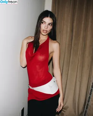 Emily Ratajkowski / emrata nude photo #8333