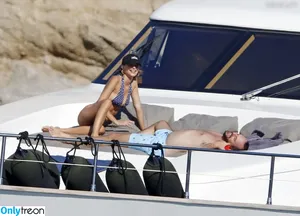 Emily Ratajkowski / emrata nude photo #8429