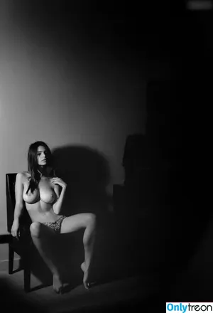 Emily Ratajkowski / emrata nude photo #8624