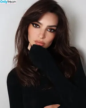 Emily Ratajkowski / emrata nude photo #8641