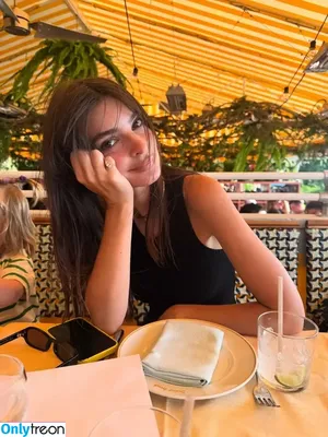 Emily Ratajkowski / emrata nude photo #8714