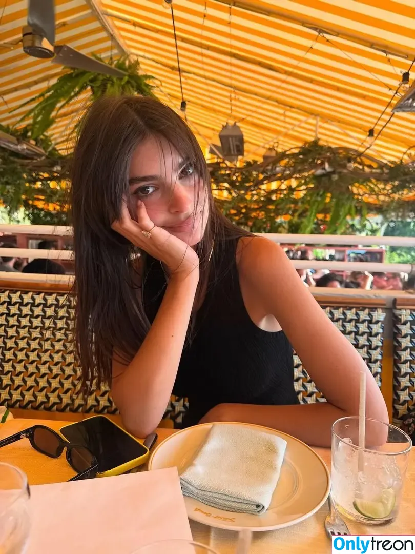 Emily Ratajkowski nude photo #8715 (emrata)