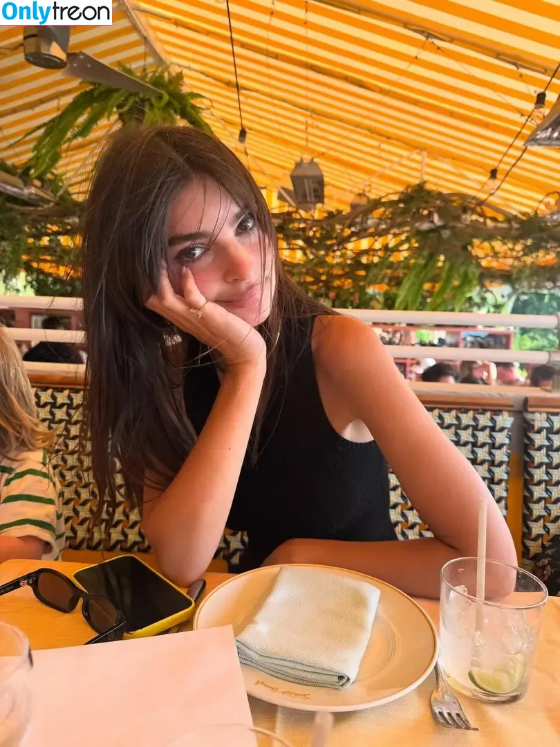 Emily Ratajkowski nude photo #8719 (emrata)