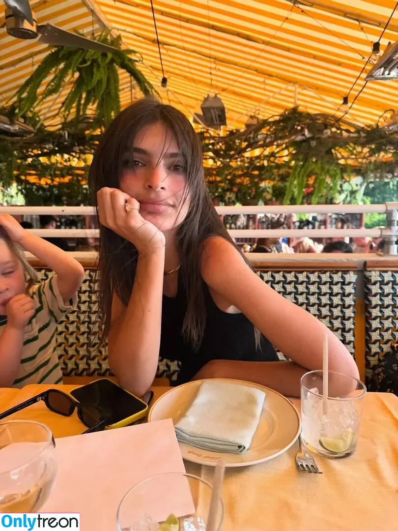Emily Ratajkowski nude photo #8721 (emrata)