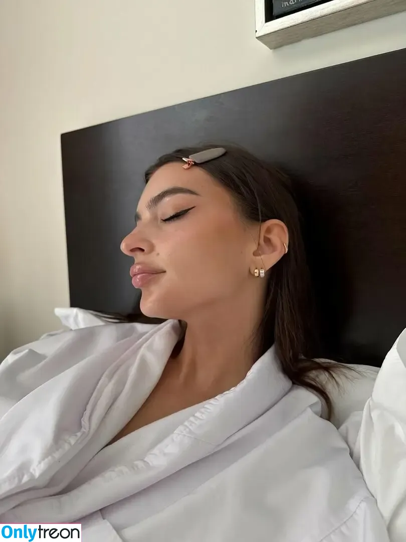 Emily Ratajkowski nude photo #8722 (emrata)