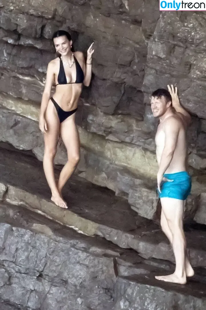 Emily Ratajkowski nude photo #8730 (emrata)