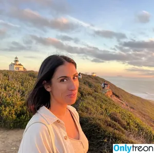Emily Varadian / va_radiate nude photo #0011