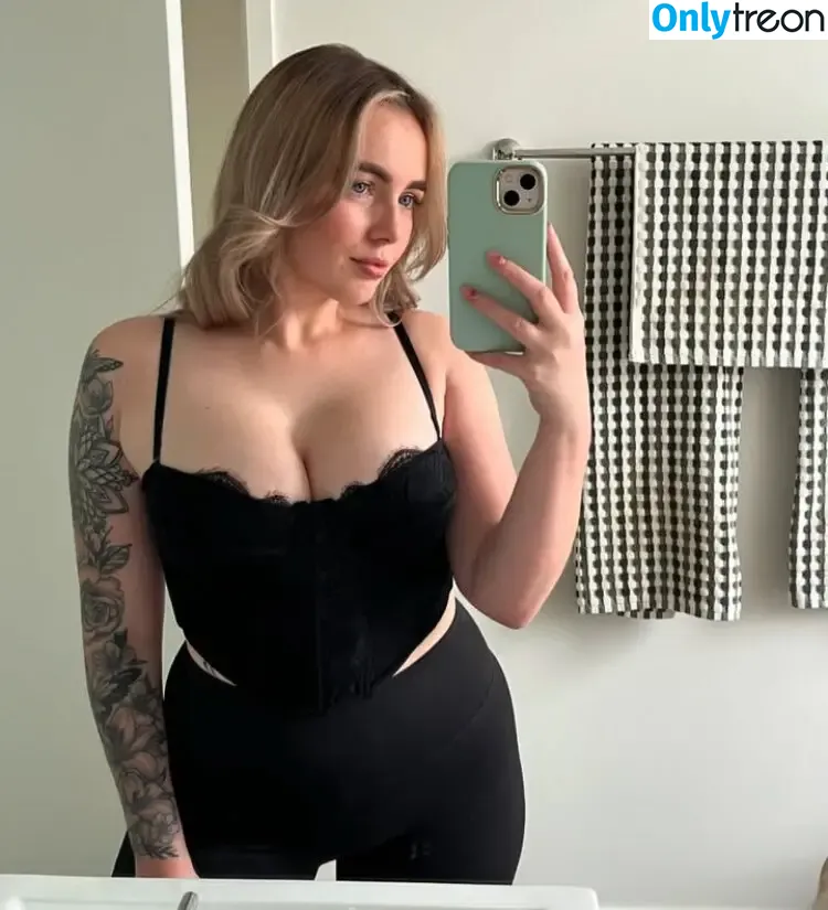 EmilyPaige nude photo #0001 (emilypaige_xxx / empaigeanderson)