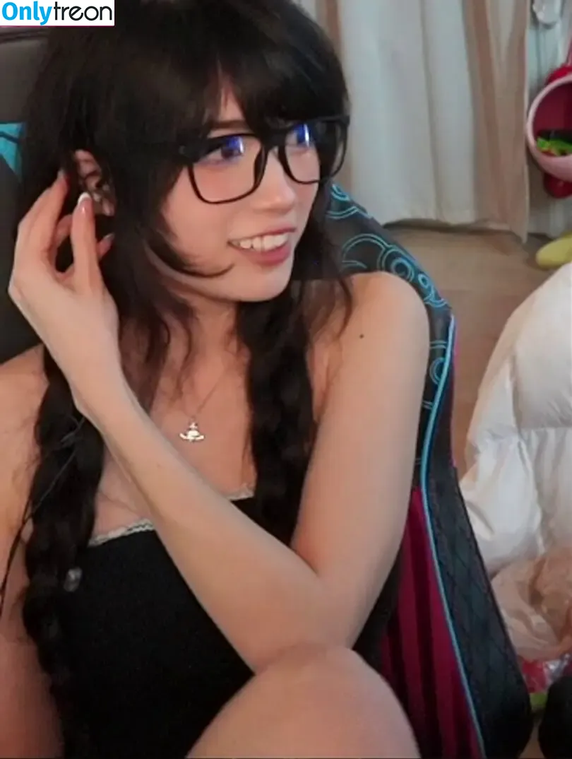 Emiru nude photo #0800 (emiru.jpg)