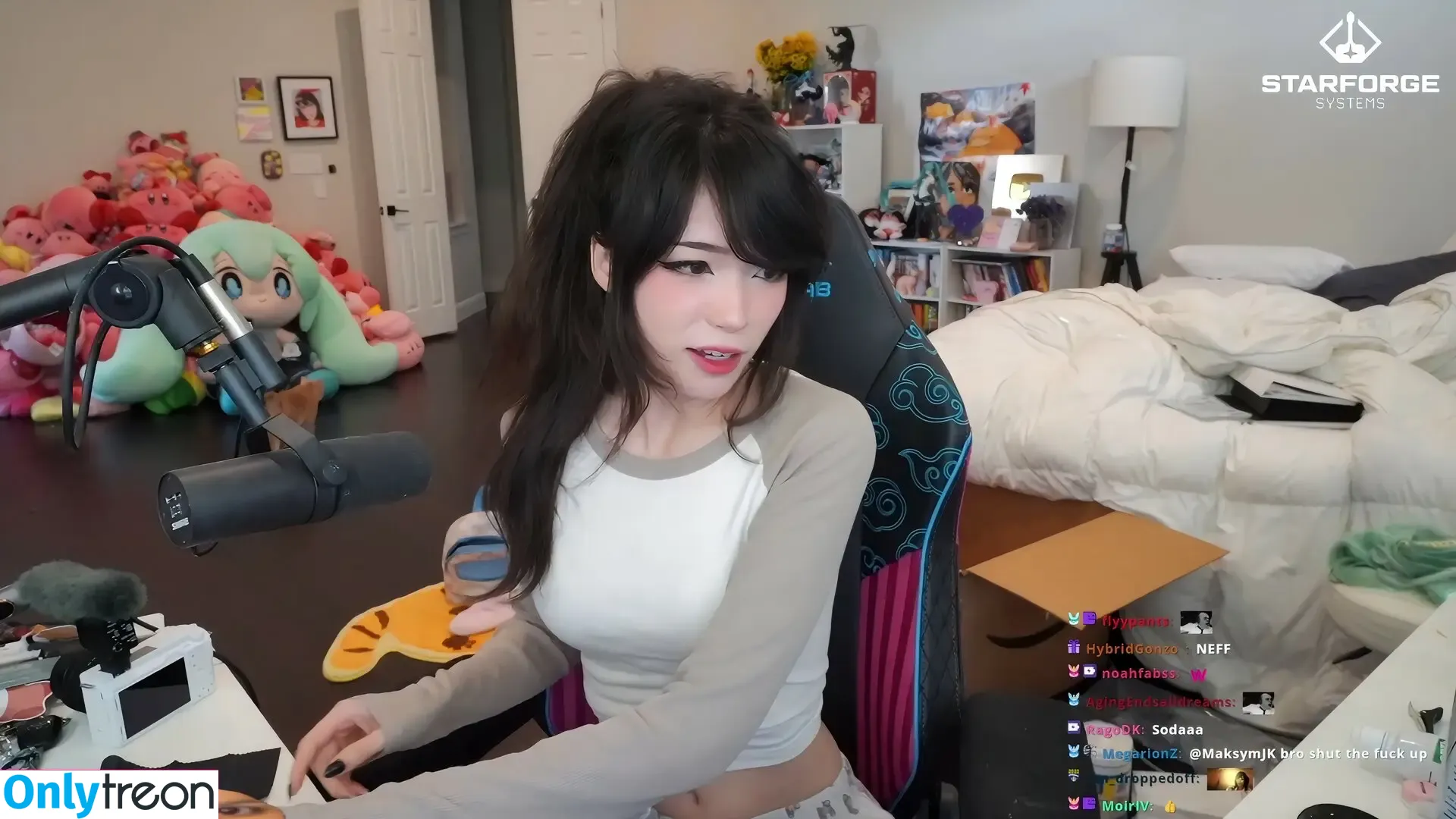 Emiru nude photo #1918 (emiru.jpg)