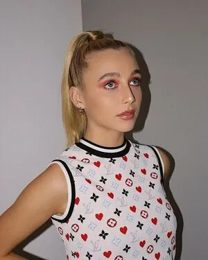 Emma Chamberlain / emmachamberlain nude photo #0026