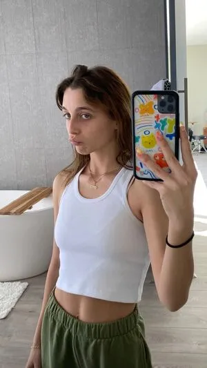 Emma Chamberlain / emmachamberlain nude photo #0035