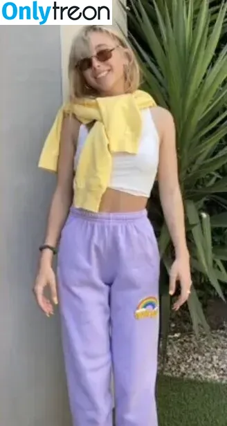 Emma Chamberlain nude photo #0003 (emmachamberlain)