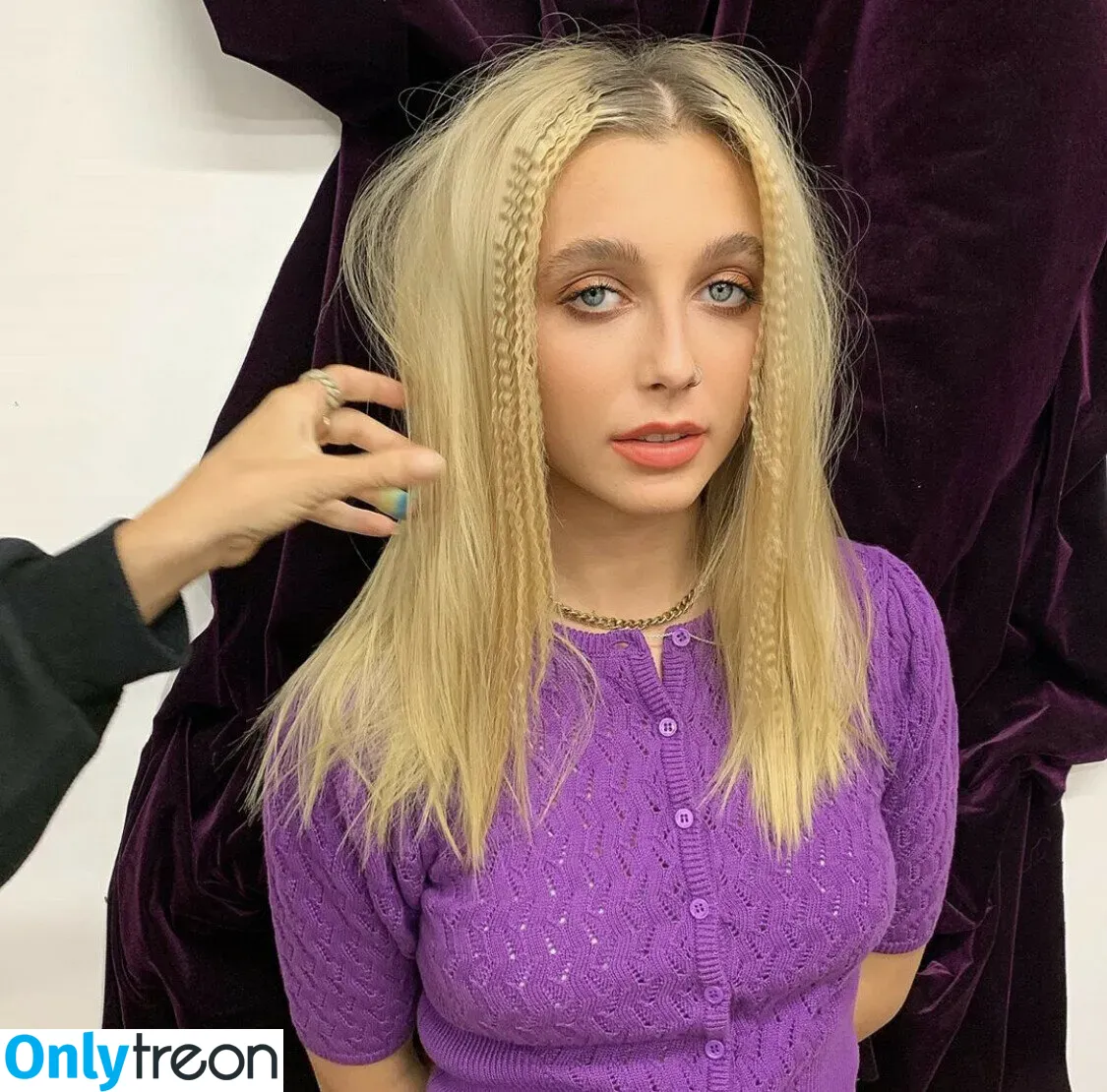 Emma Chamberlain nude photo #0016 (emmachamberlain)