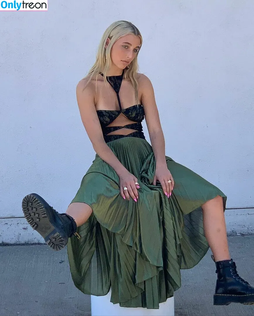 Emma Chamberlain nude photo #0020 (emmachamberlain)