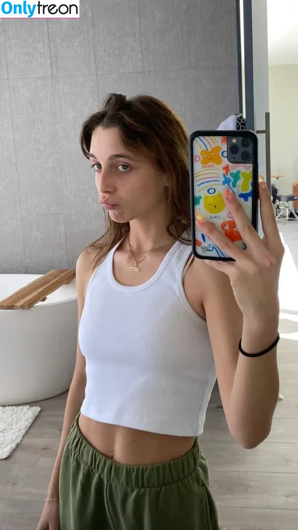 Emma Chamberlain nude photo #0035 (emmachamberlain)