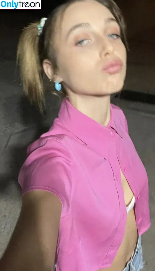 Emma Chamberlain nude photo #0044 (emmachamberlain)