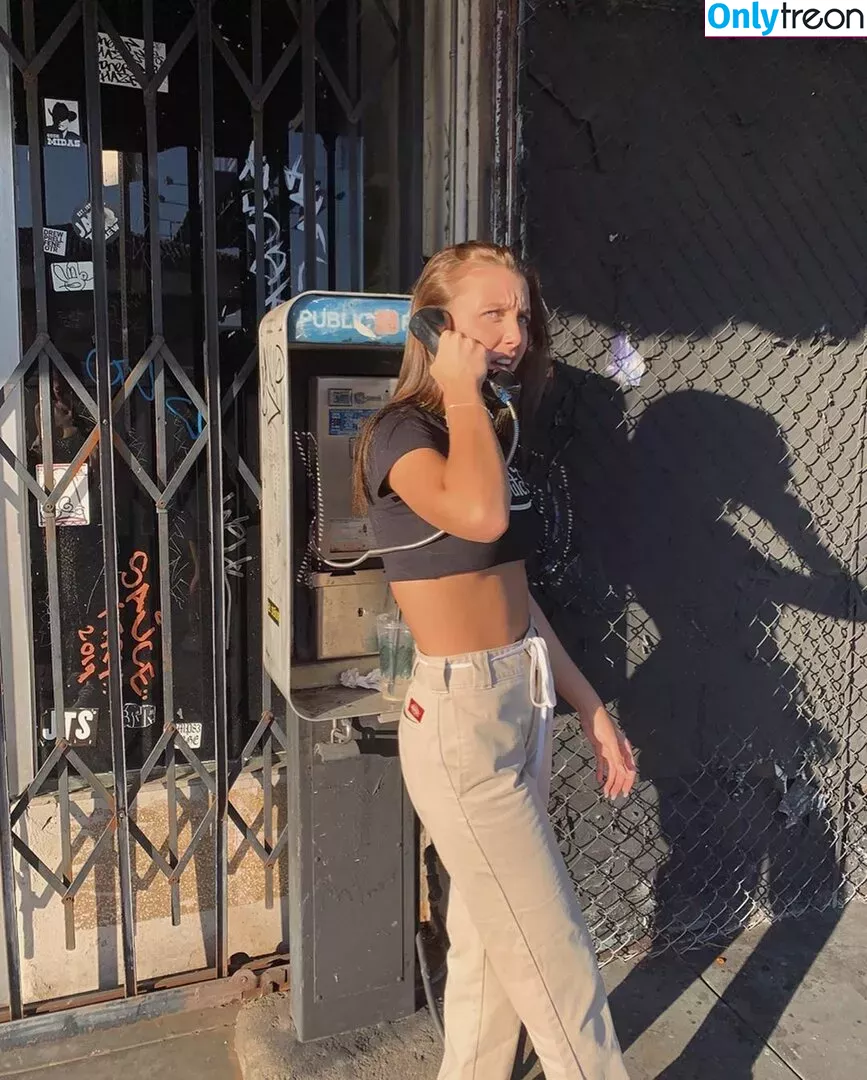 Emma Chamberlain nude photo #0213 (emmachamberlain)