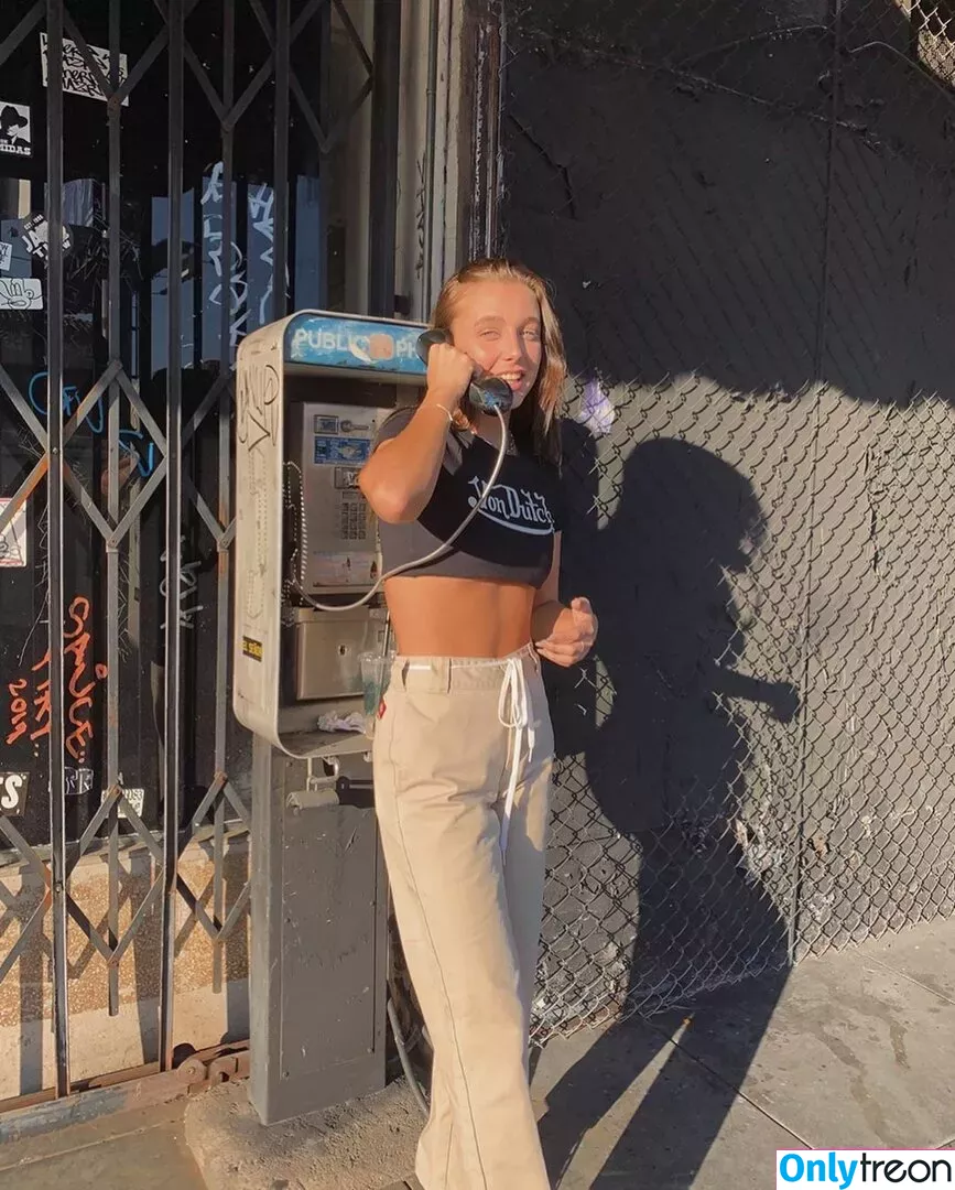 Emma Chamberlain nude photo #0214 (emmachamberlain)