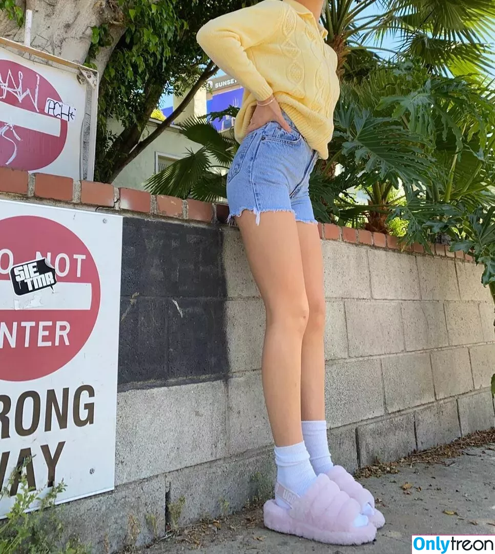 Emma Chamberlain nude photo #0215 (emmachamberlain)