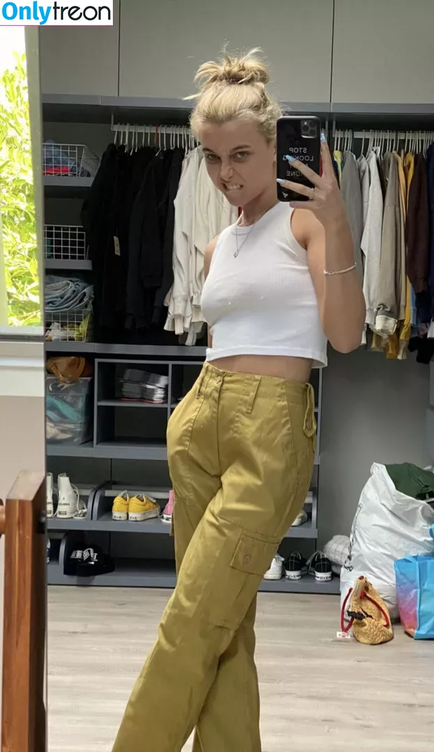 Emma Chamberlain nude photo #0244 (emmachamberlain)