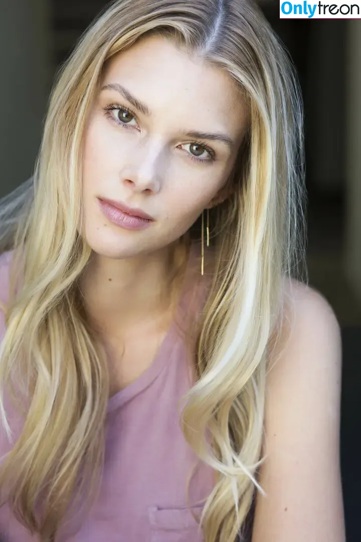 Emma Ishta nude photo #0001 (emmaishta)