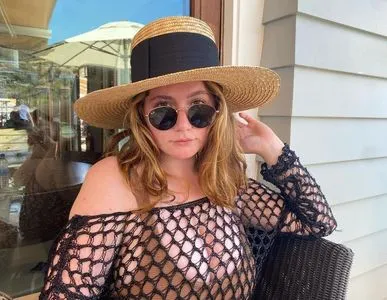 Emma Kenney / EmmaRoseKenney / emmakenney nude photo #0032