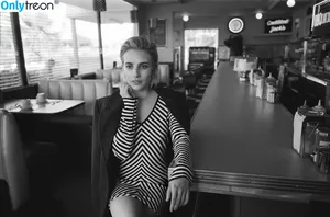 Emma Roberts / emmalee1996 / emmaroberts nude photo #0045