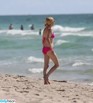 Emma Roberts / emmalee1996 / emmaroberts nude photo #0147