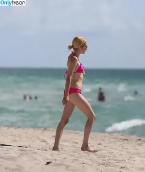 Emma Roberts / emmalee1996 / emmaroberts nude photo #0148